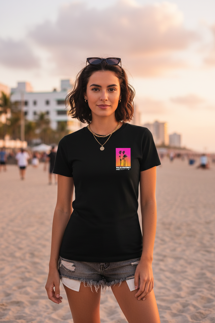 Femme portant le T-Shirt Noir Palm District Atlantic sur une plage de Miami