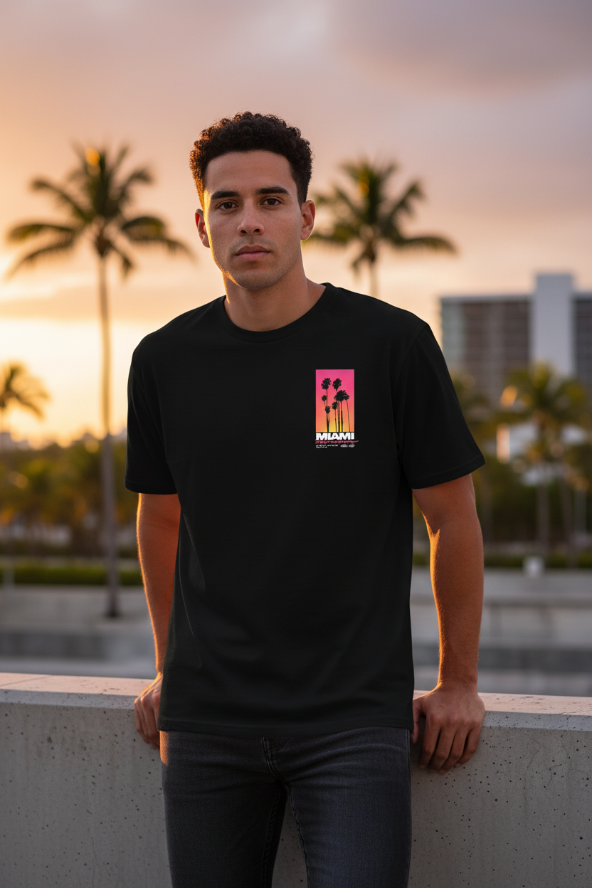 Homme portant le T-Shirt Miami Noir Oversize Palm District — logo poitrine